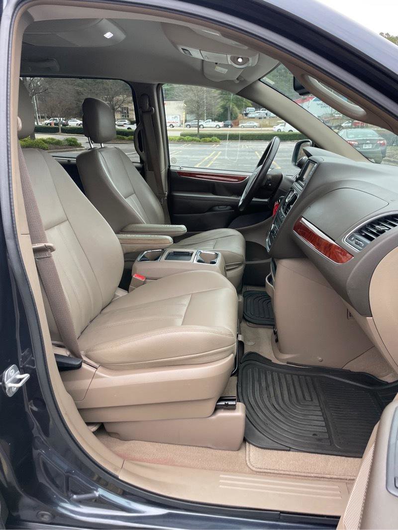 Used 2014 Chrysler Town & Country Touring FWD image 18