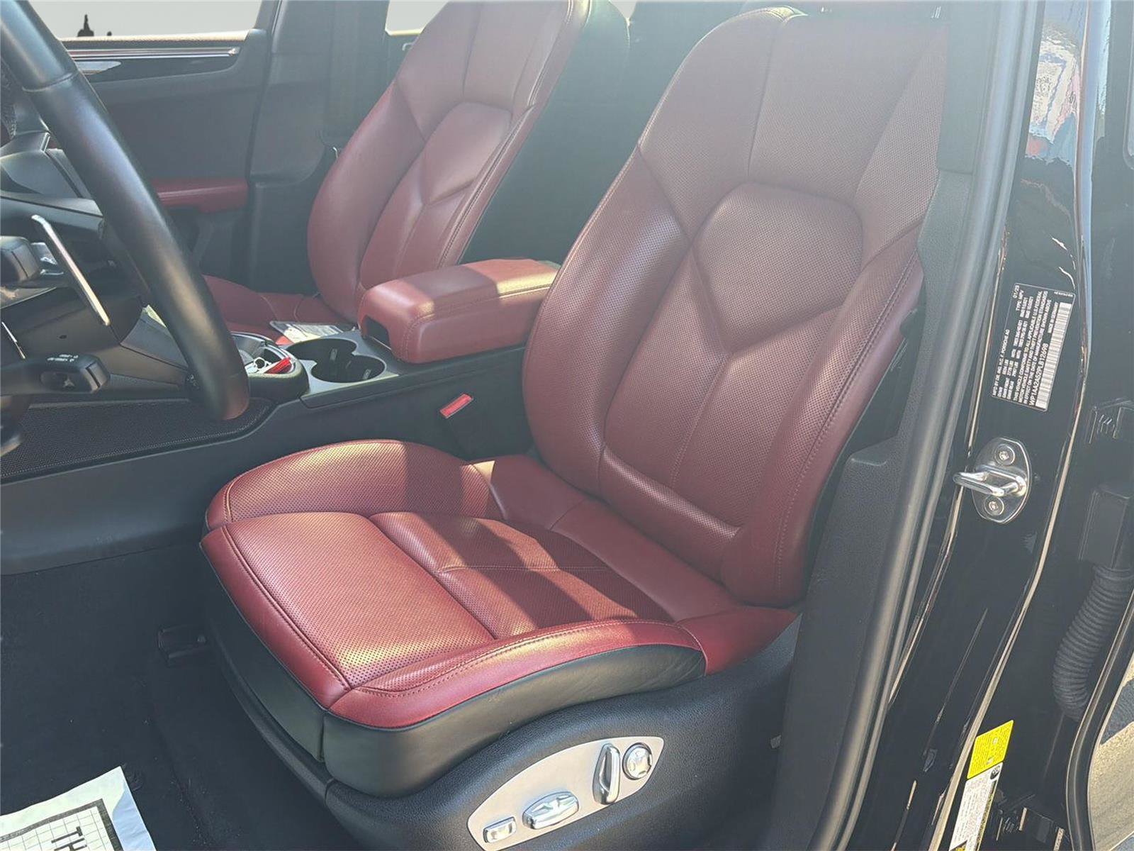 Used 2023 Porsche Macan Turbo AWD/4WD image 11