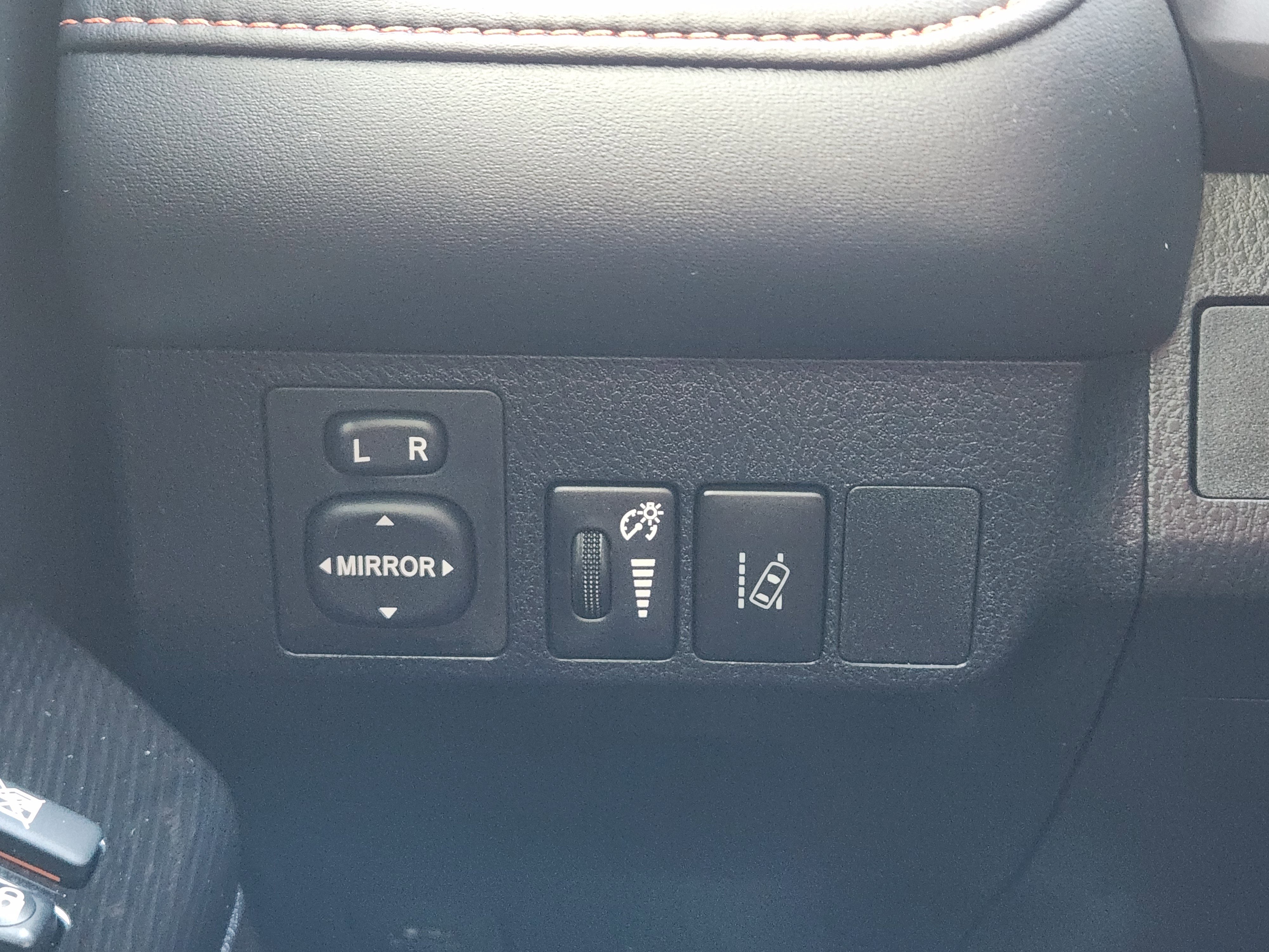 Used 2018 Toyota RAV4 SE image 26