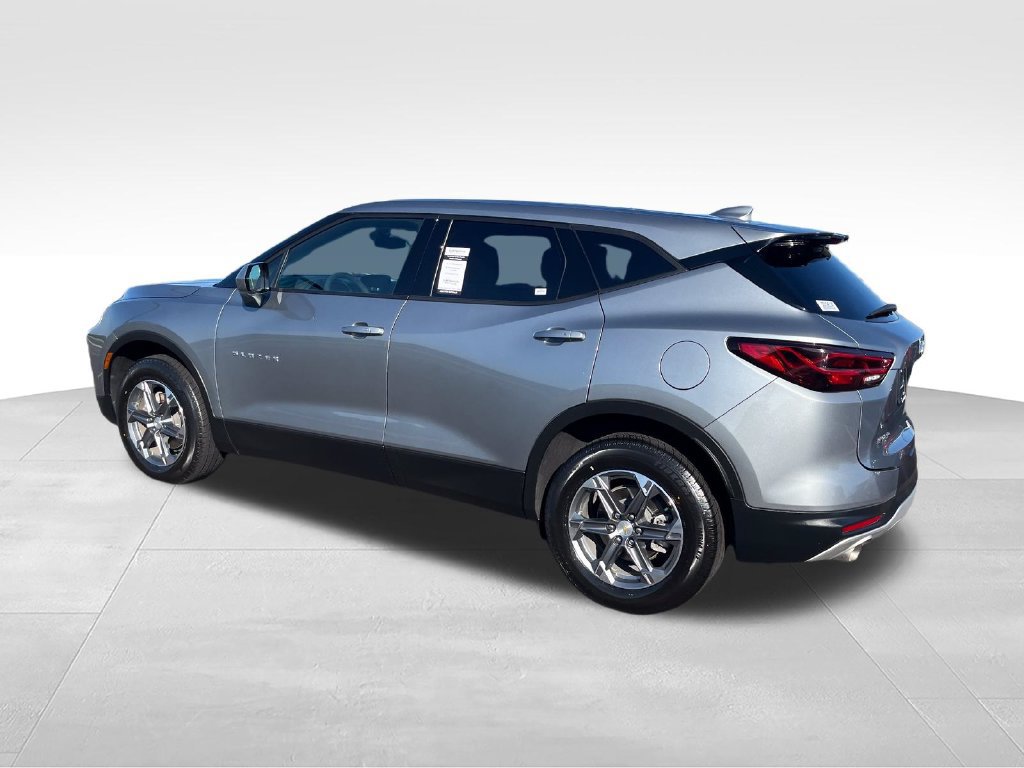 Used 2025 Chevrolet Blazer LT FWD image 3