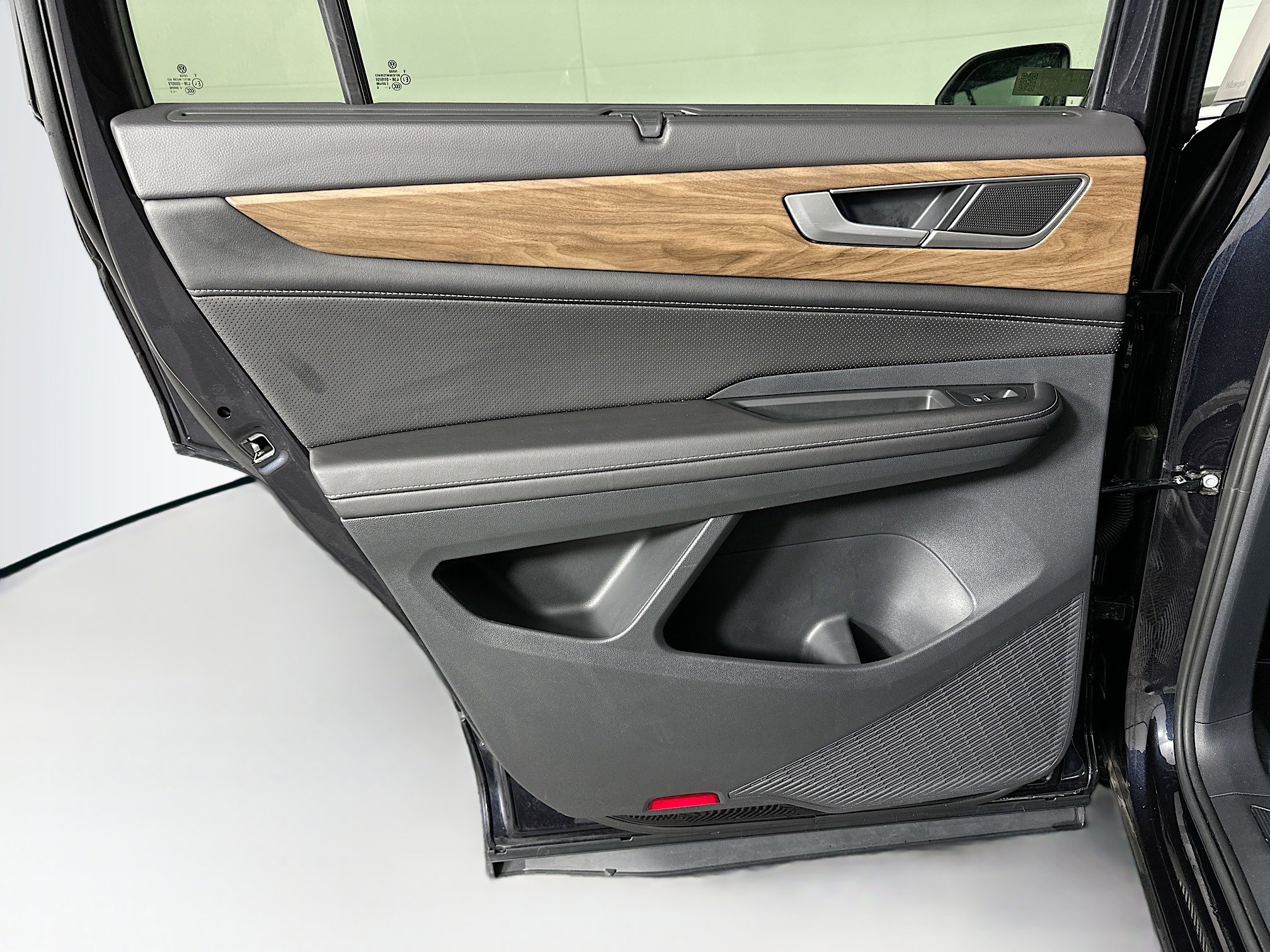 Used 2025 Volkswagen Atlas SE image 25