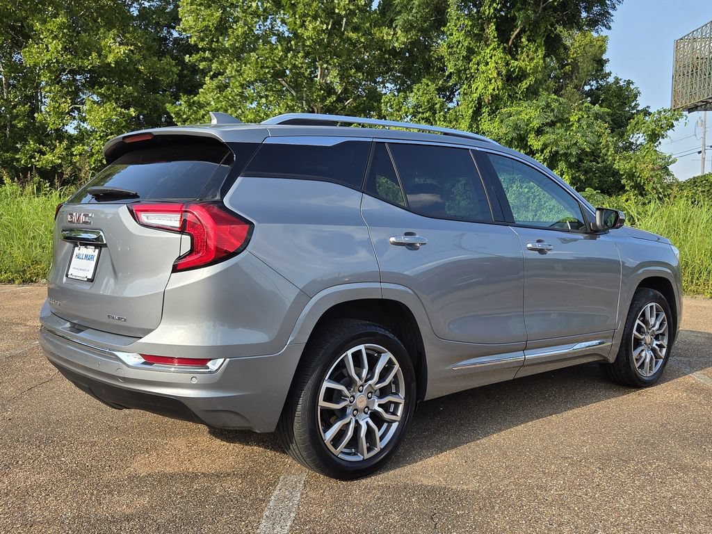 Used 2024 GMC Terrain Denali w/ Denali Premium Package AWD/4WD image 4