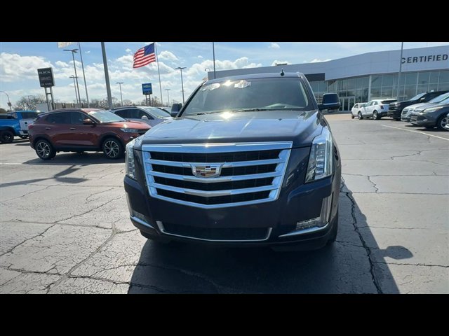 Used 2017 Cadillac Escalade Luxury image 3