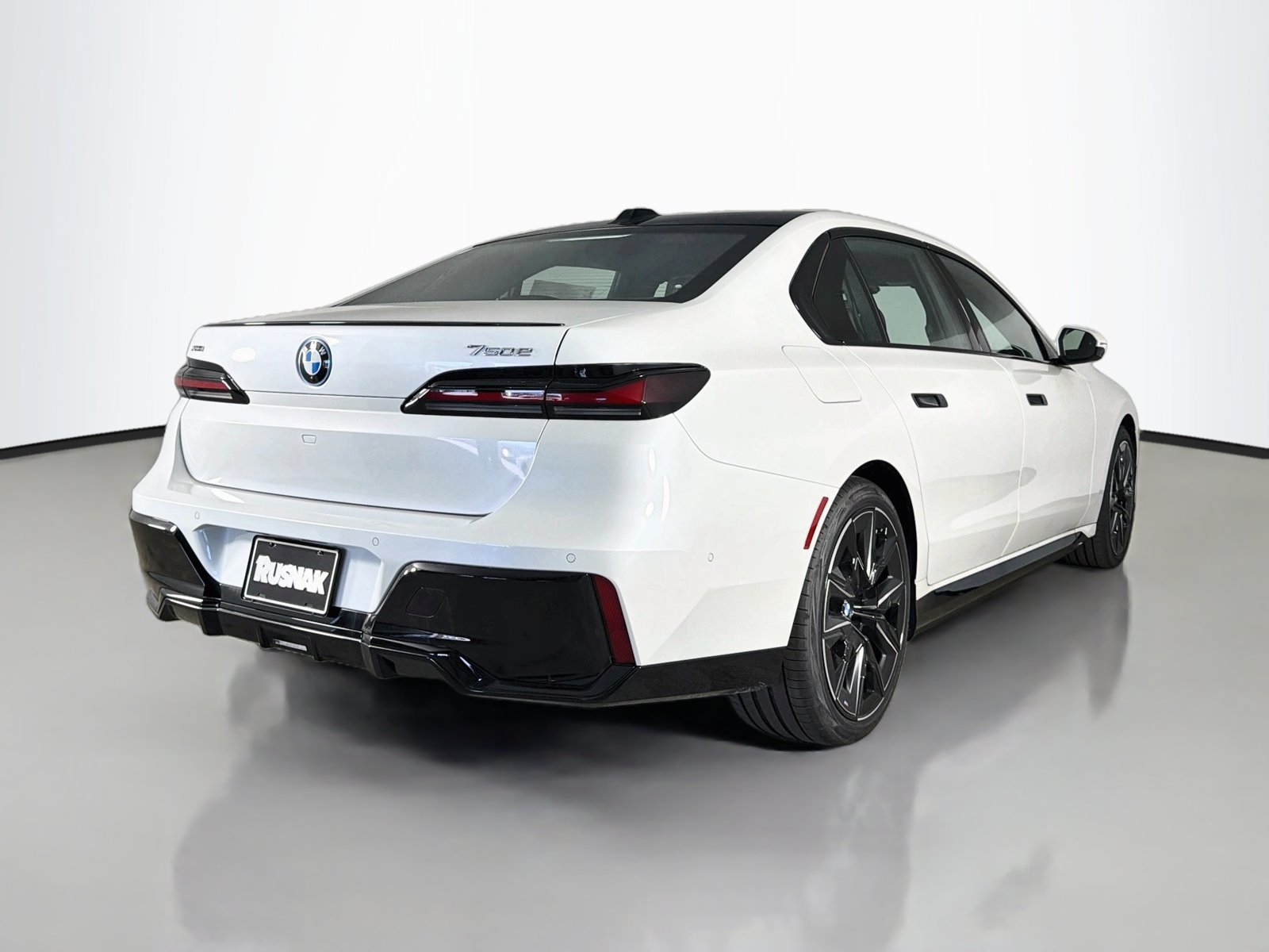 New 2026 BMW 750e xDrive w/ Premium Package AWD/4WD image 7