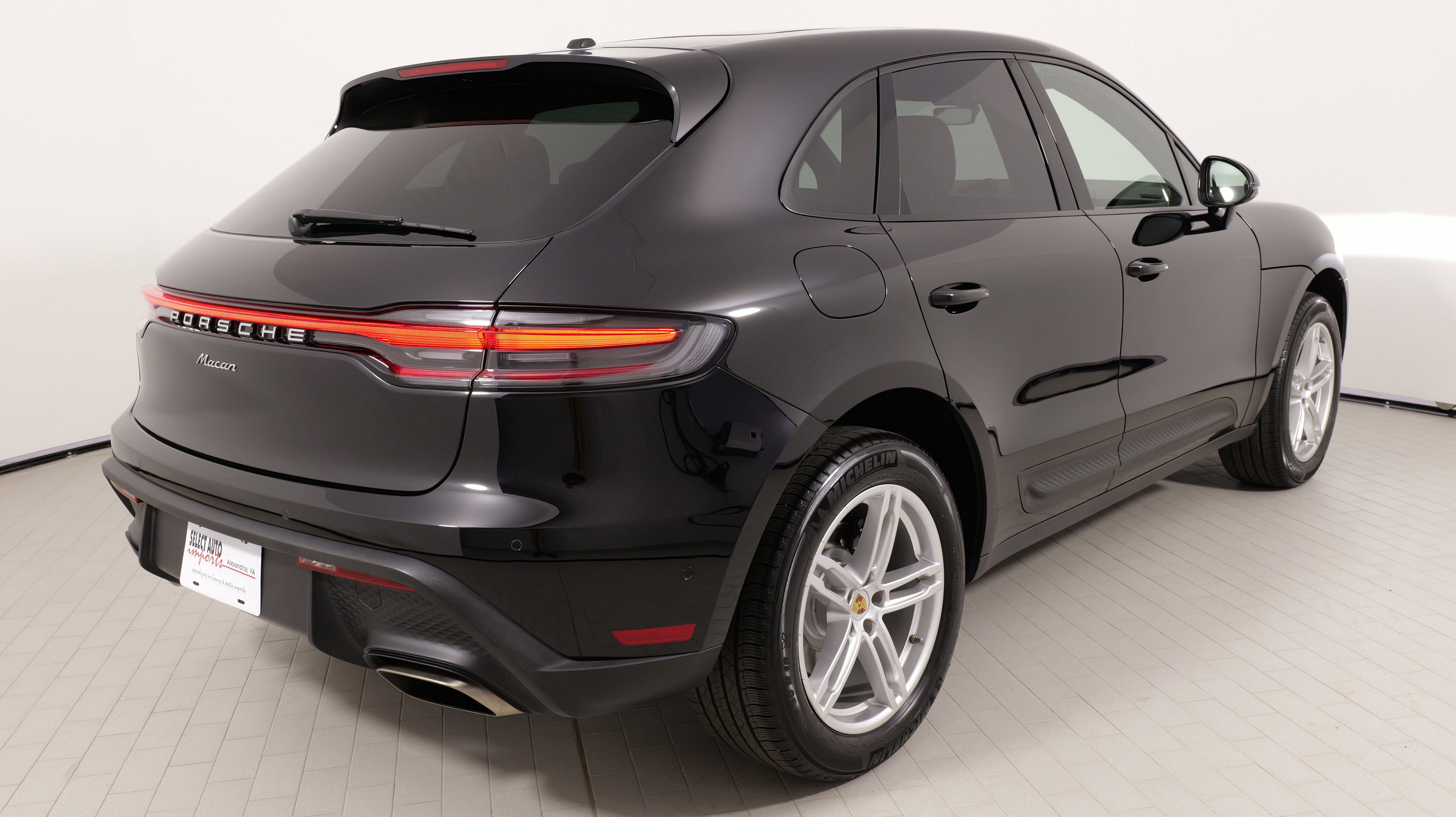 Used 2025 Porsche Macan image 12