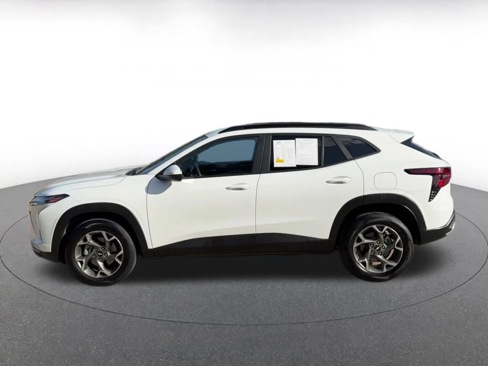 Used 2025 Chevrolet Trax LT FWD image 9