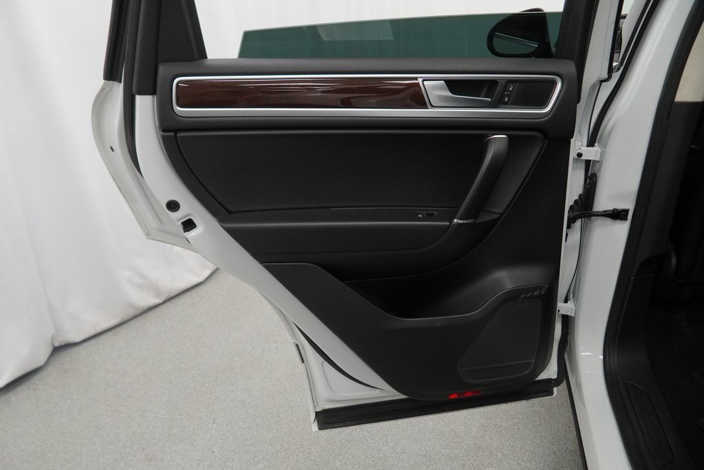 Used 2016 Volkswagen Touareg VR6 image 42