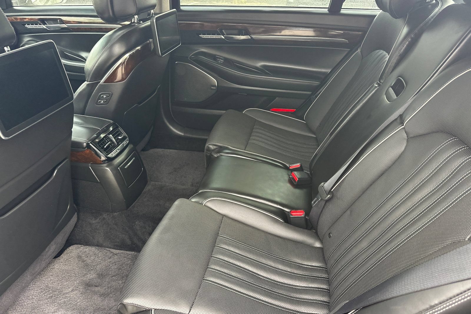 Used 2018 Genesis G90 5.0 Ultimate RWD image 39