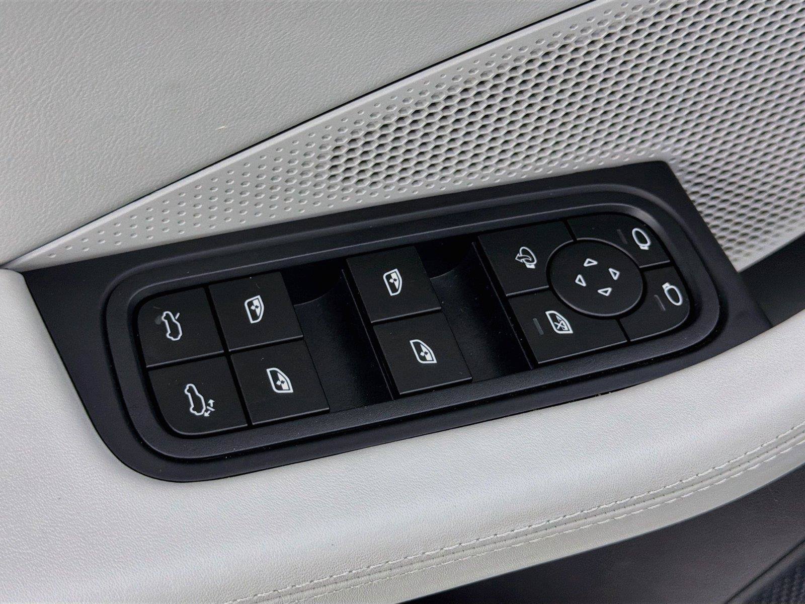 Certified 2026 Porsche Macan Electric RWD image 31