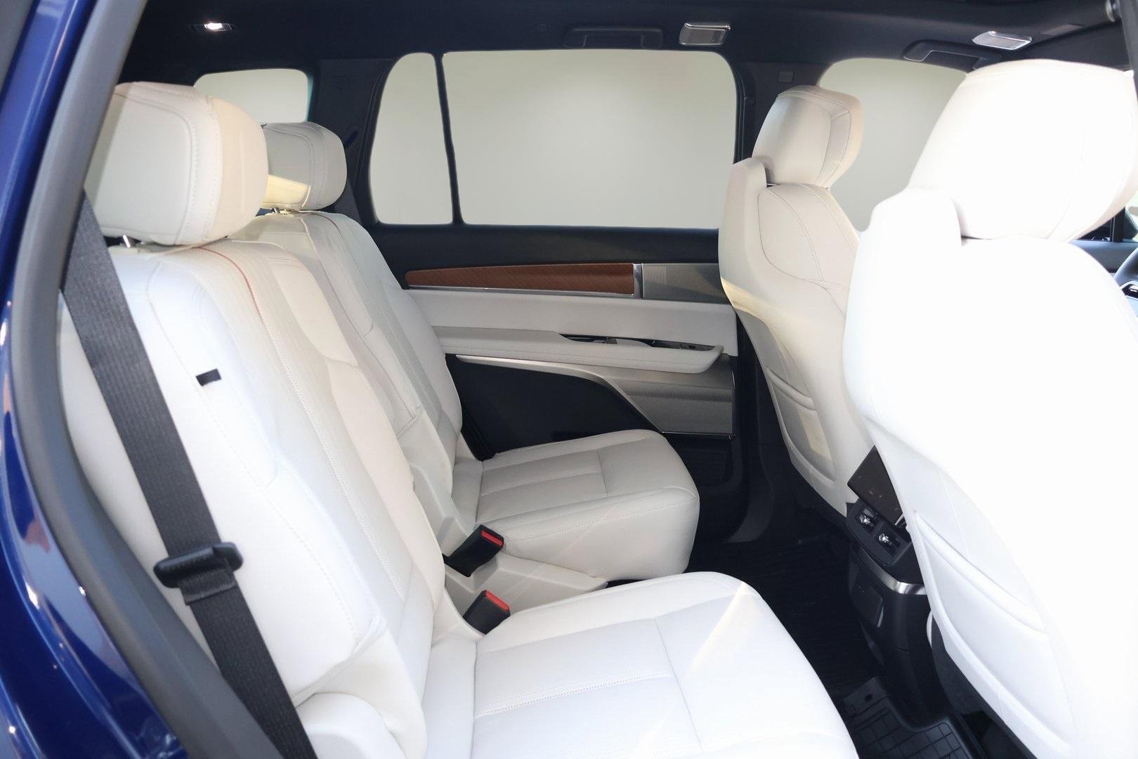 New 2026 Cadillac Vistiq Sport w/ LPO, Floor Liner Package image 19