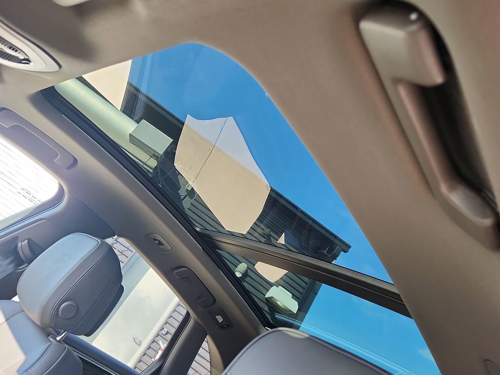 Certified 2025 Porsche Macan image 12