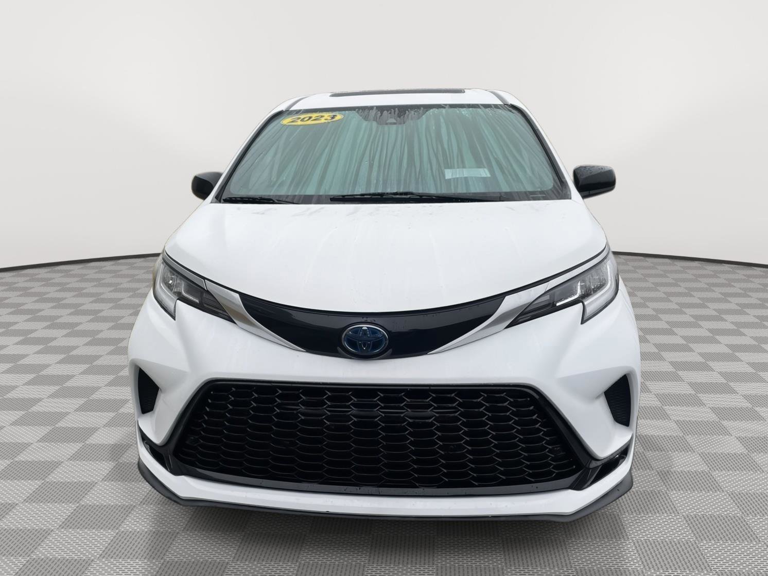 Used 2023 Toyota Sienna XSE AWD/4WD image 2