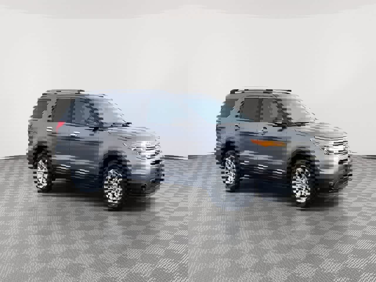 Used 2014 Ford Explorer XLT w/ Equipment Group 202A image 2