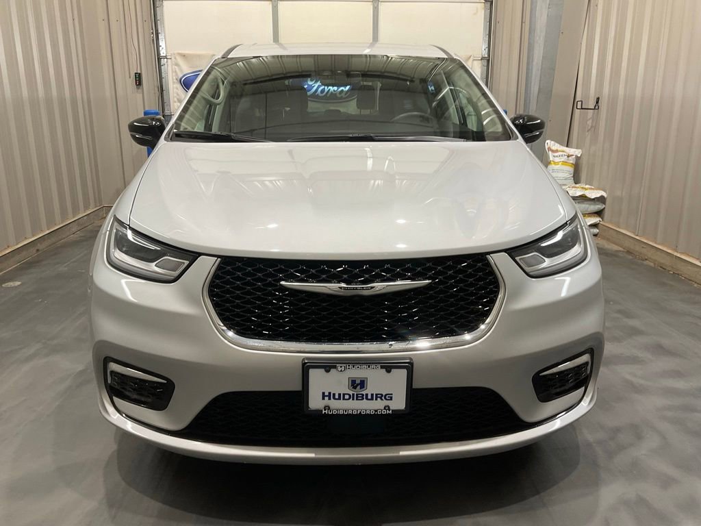 Used 2024 Chrysler Pacifica Touring-L image 2