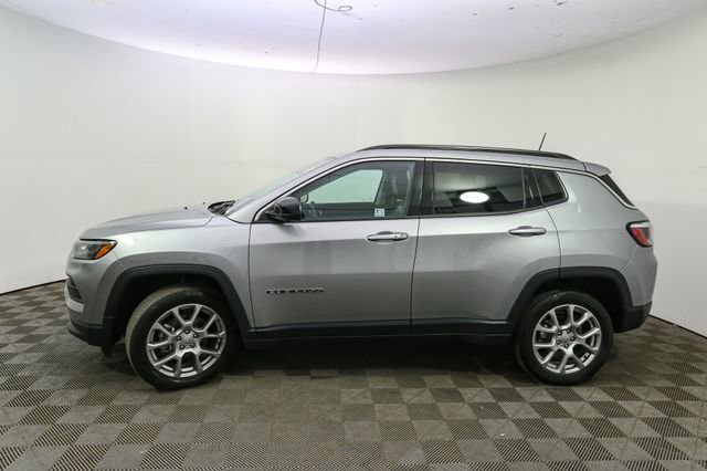 Used 2022 Jeep Compass Latitude AWD/4WD image 6