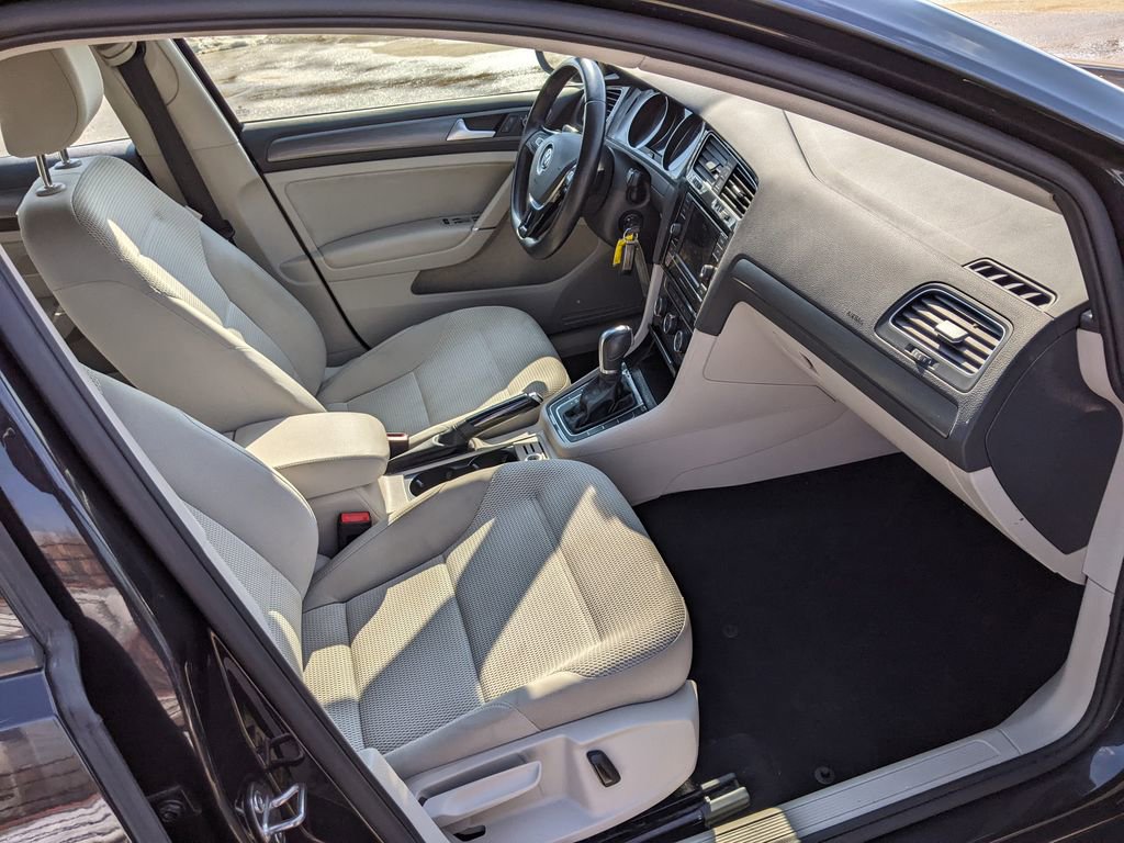Used 2018 Volkswagen Golf S image 21