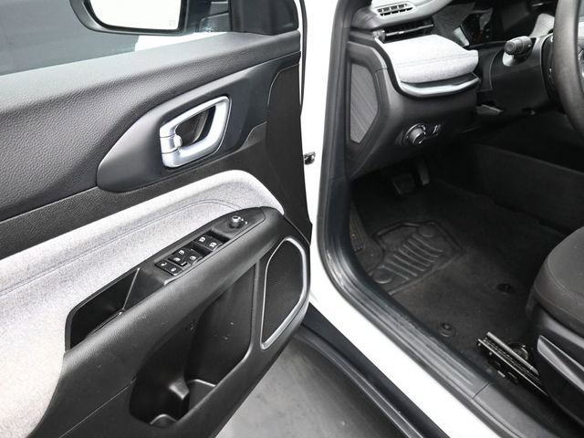 Used 2025 Jeep Compass Sport image 15