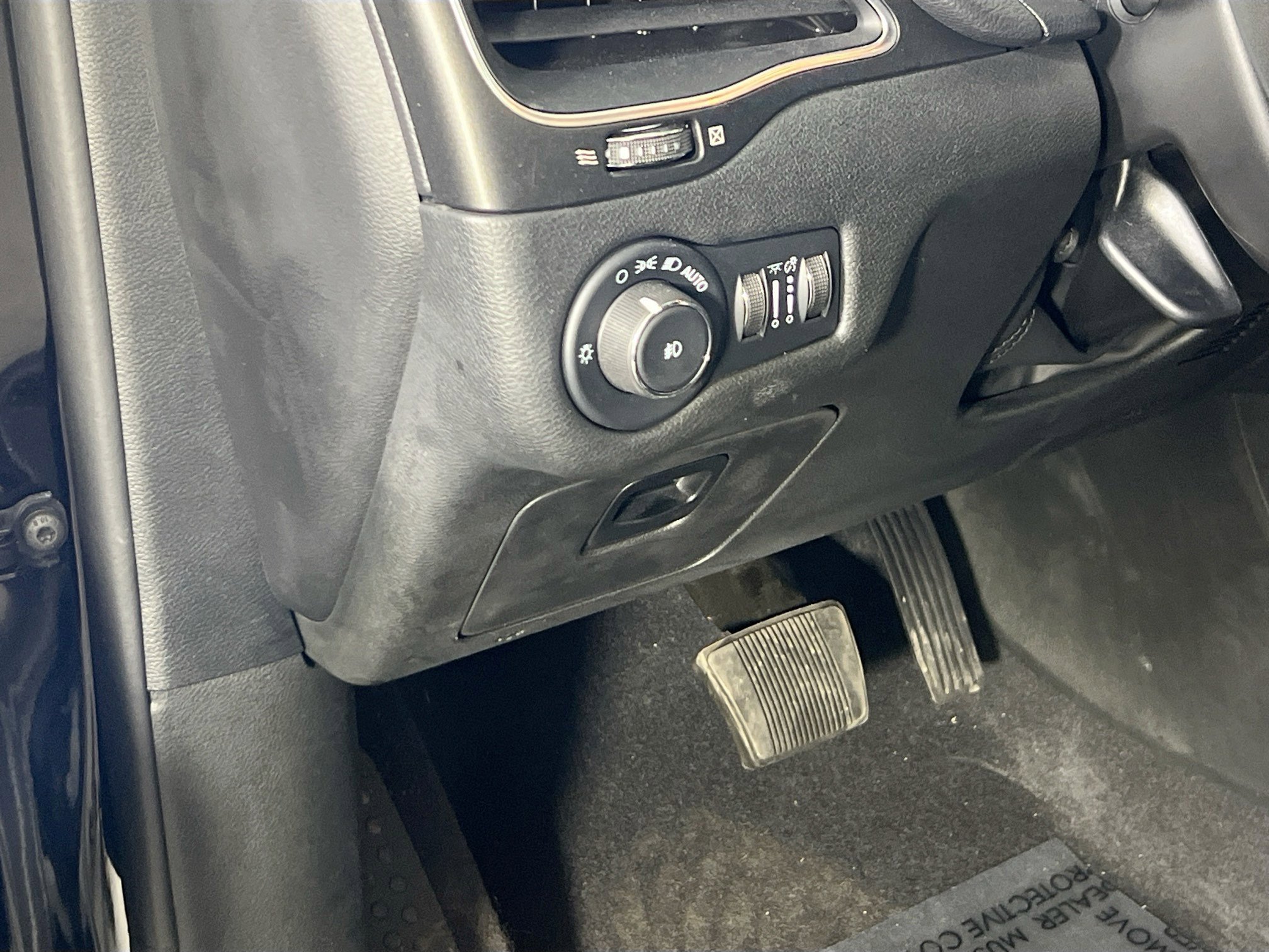 Used 2022 Jeep Cherokee Trailhawk image 10