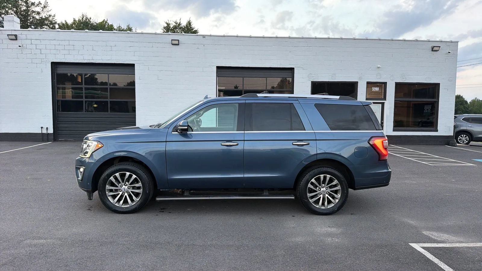 Used 2018 Ford Expedition Limited w/ Equipment Group 301A AWD/4WD image 4