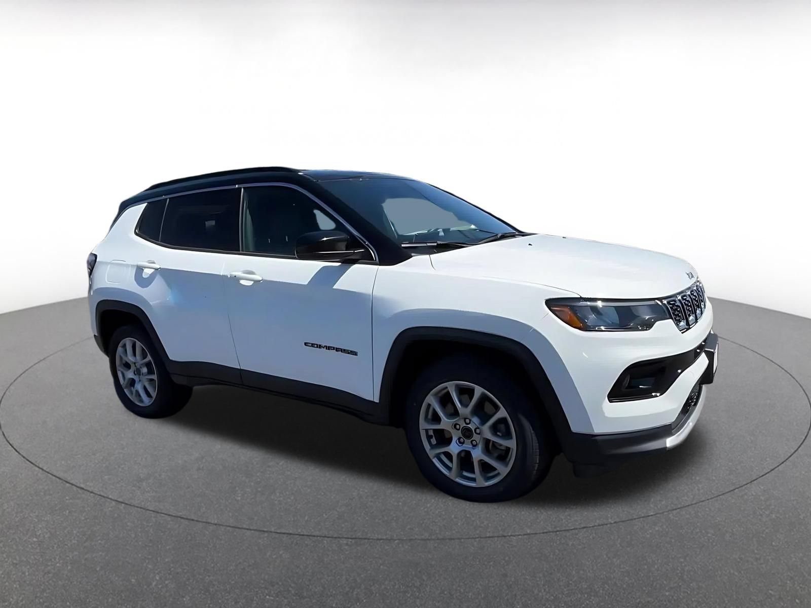 Used 2025 Jeep Compass Limited AWD/4WD image 2