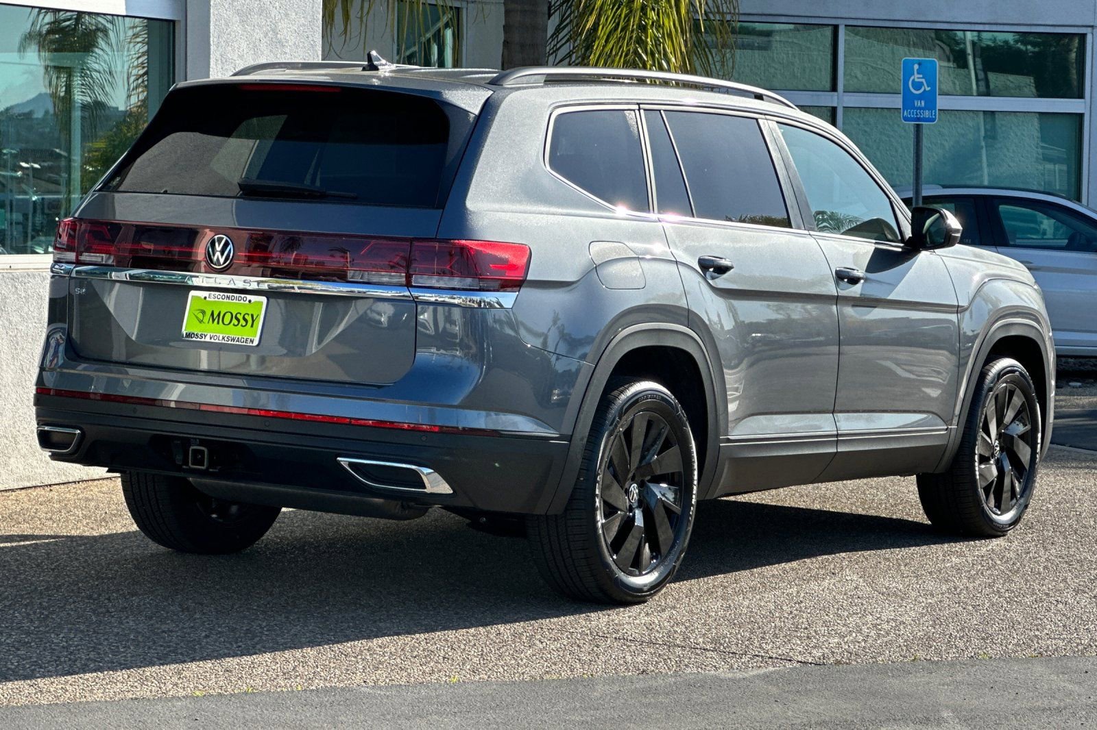 New 2025 Volkswagen Atlas SE image 4