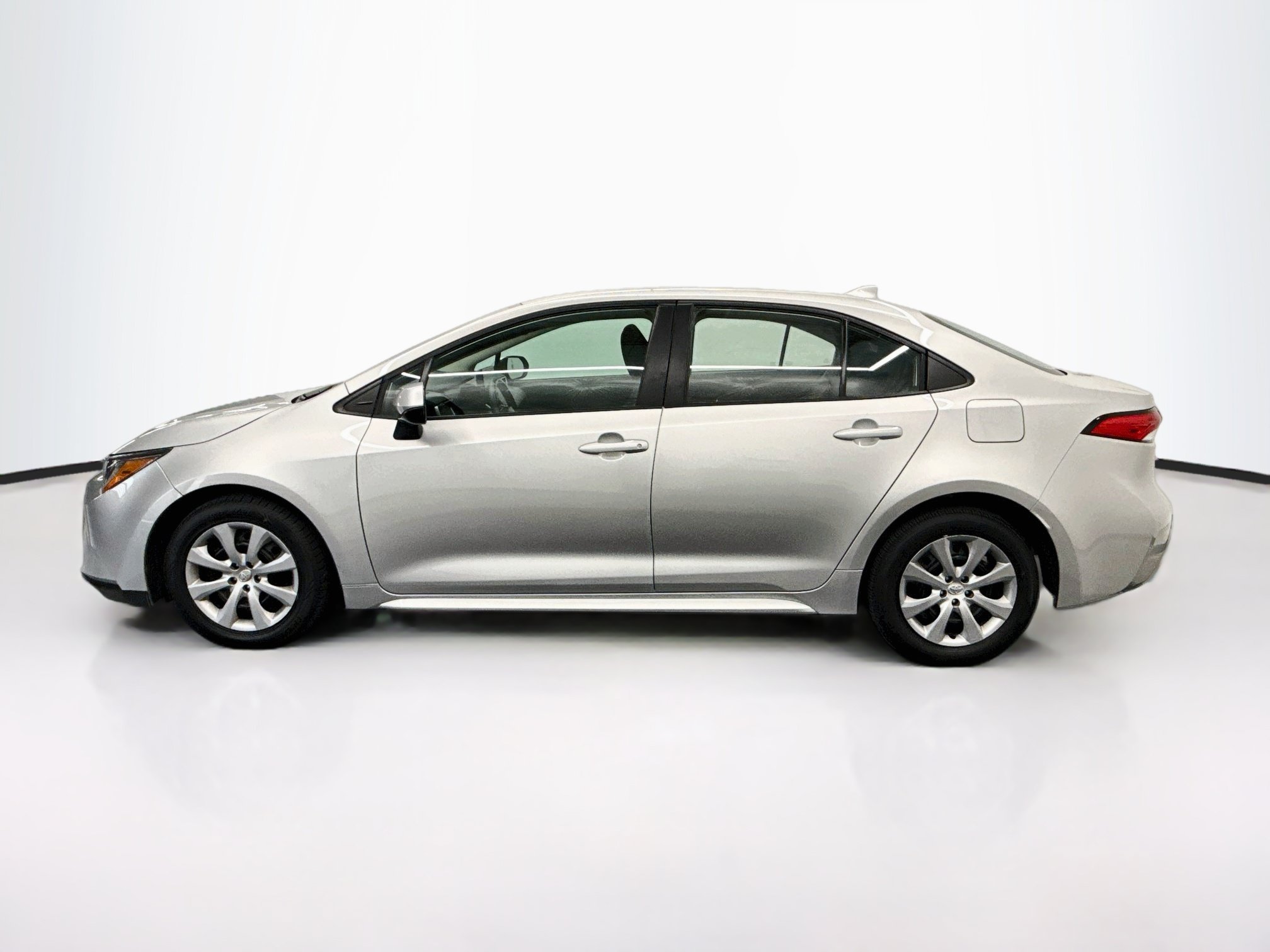Used 2025 Toyota Corolla LE FWD image 4