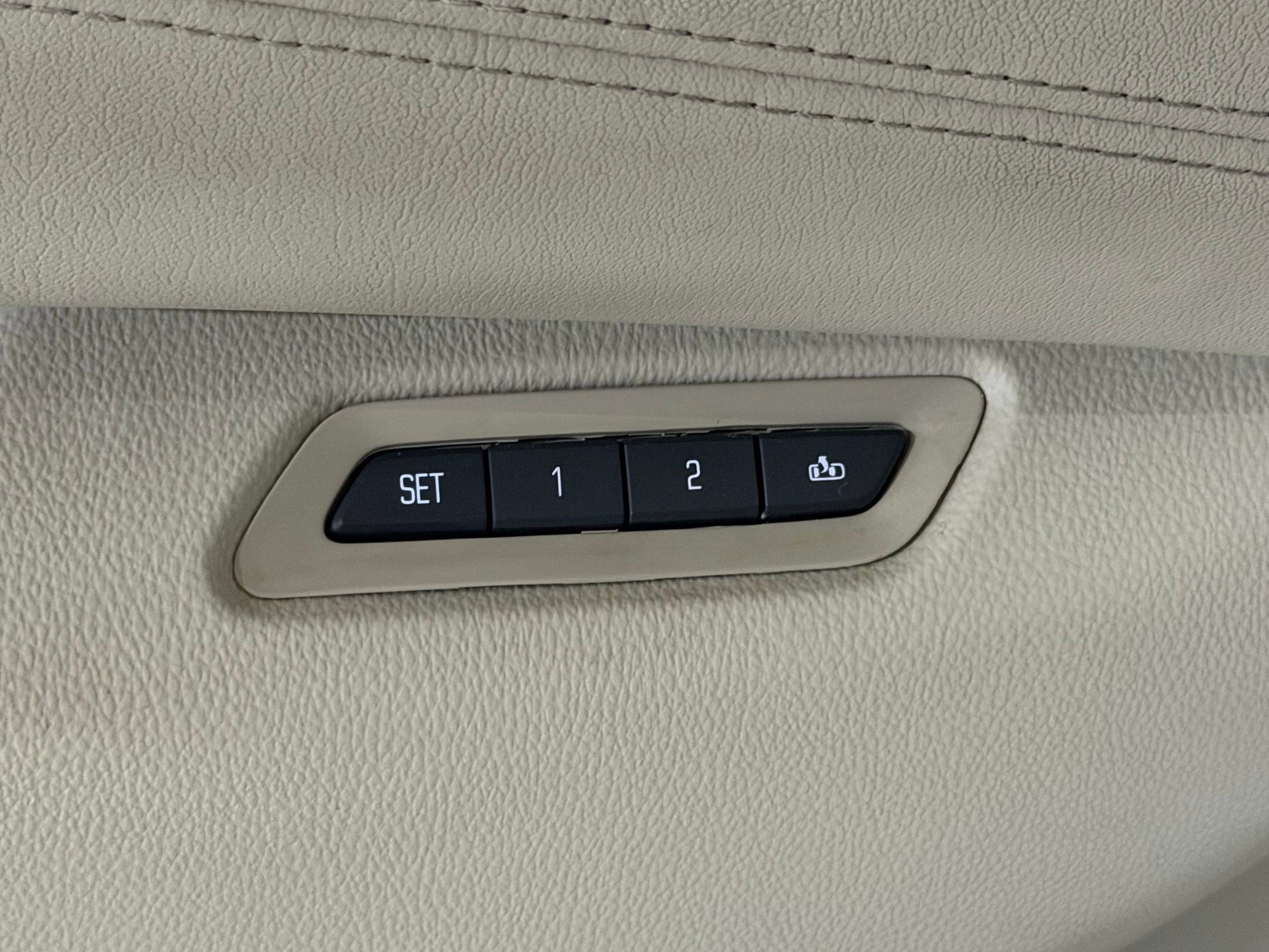 Used 2017 Cadillac Escalade Premium Luxury RWD image 16