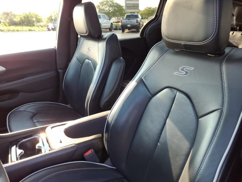 Certified 2025 Chrysler Pacifica Limited FWD image 10