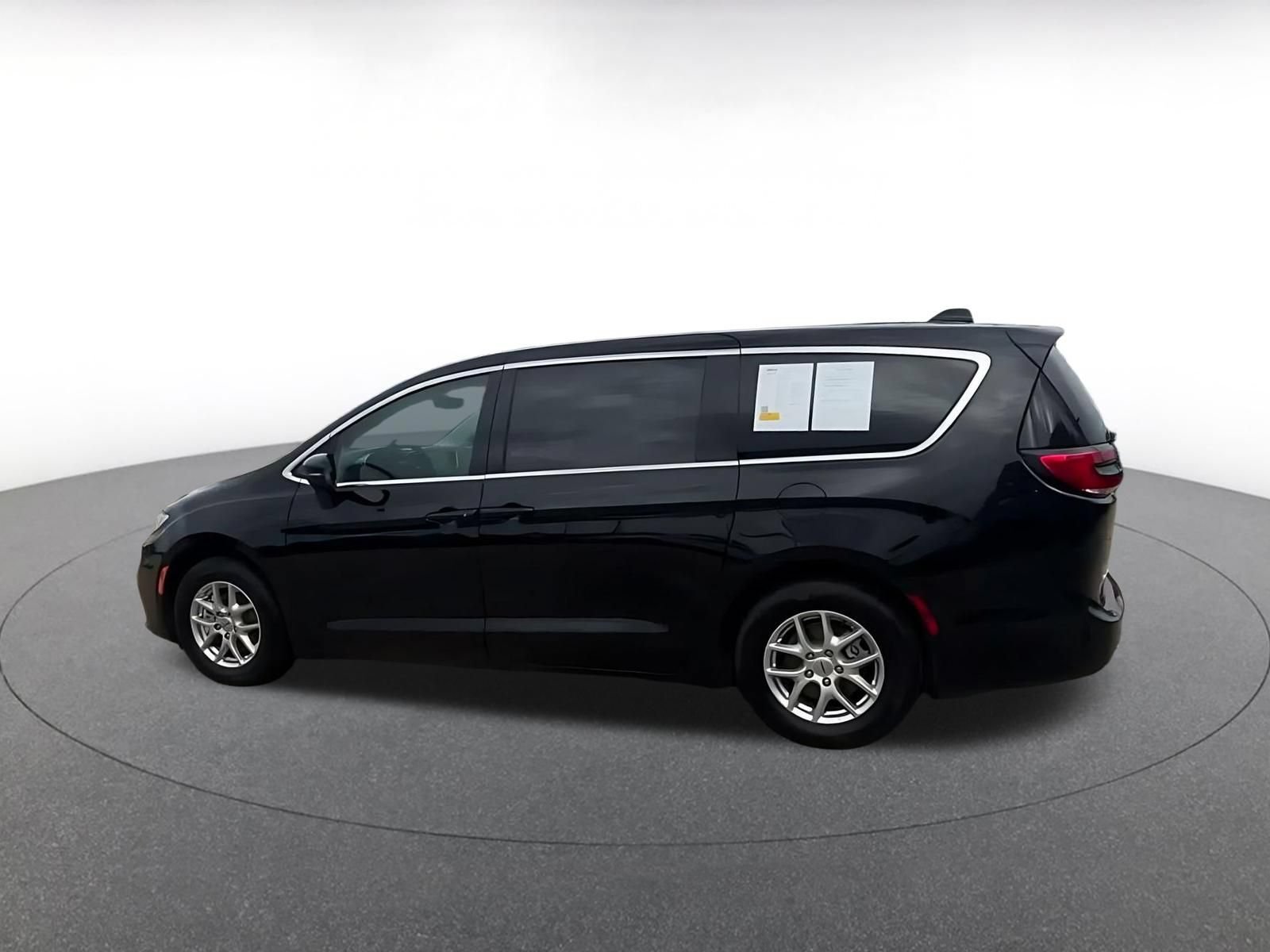 Used 2024 Chrysler Pacifica Touring-L FWD image 9