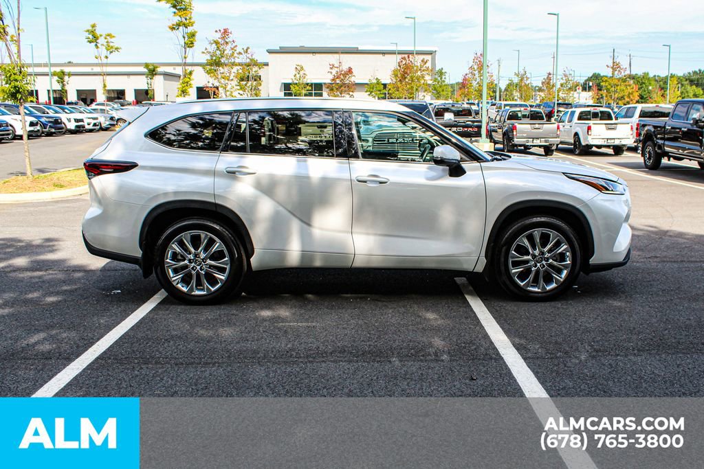 Used 2024 Toyota Highlander Limited image 9