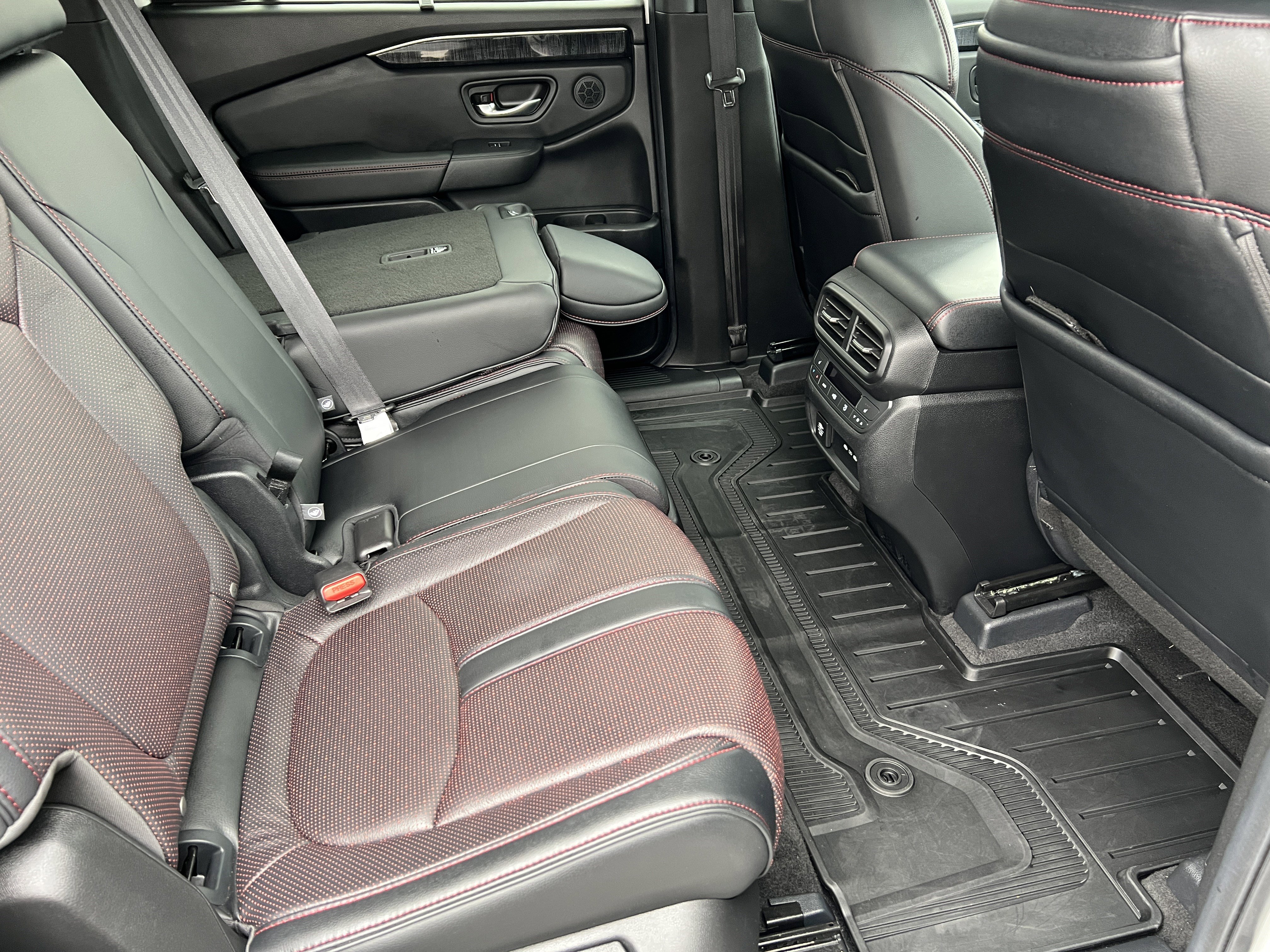 Used 2025 Honda Pilot Black Edition image 24