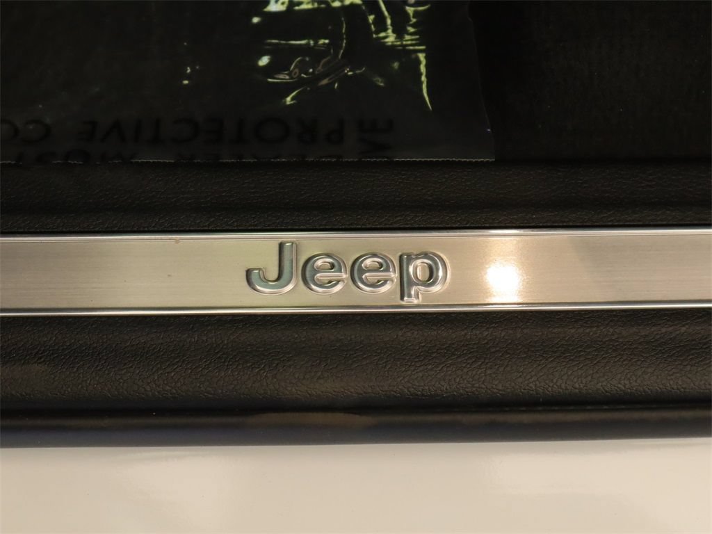 Used 2023 Jeep Grand Cherokee Overland w/ Luxury Tech Group IV RWD image 23