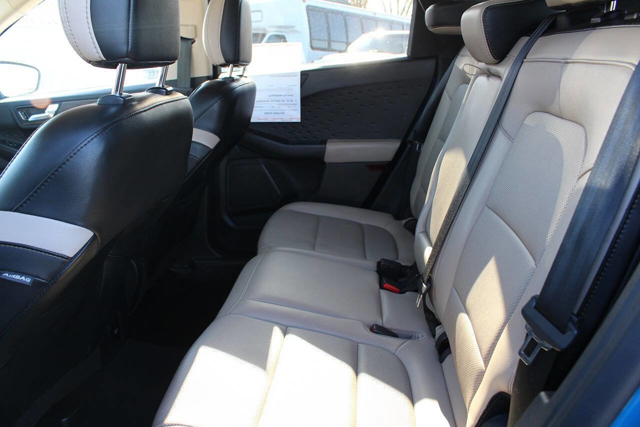 Used 2020 Ford Escape Titanium image 9