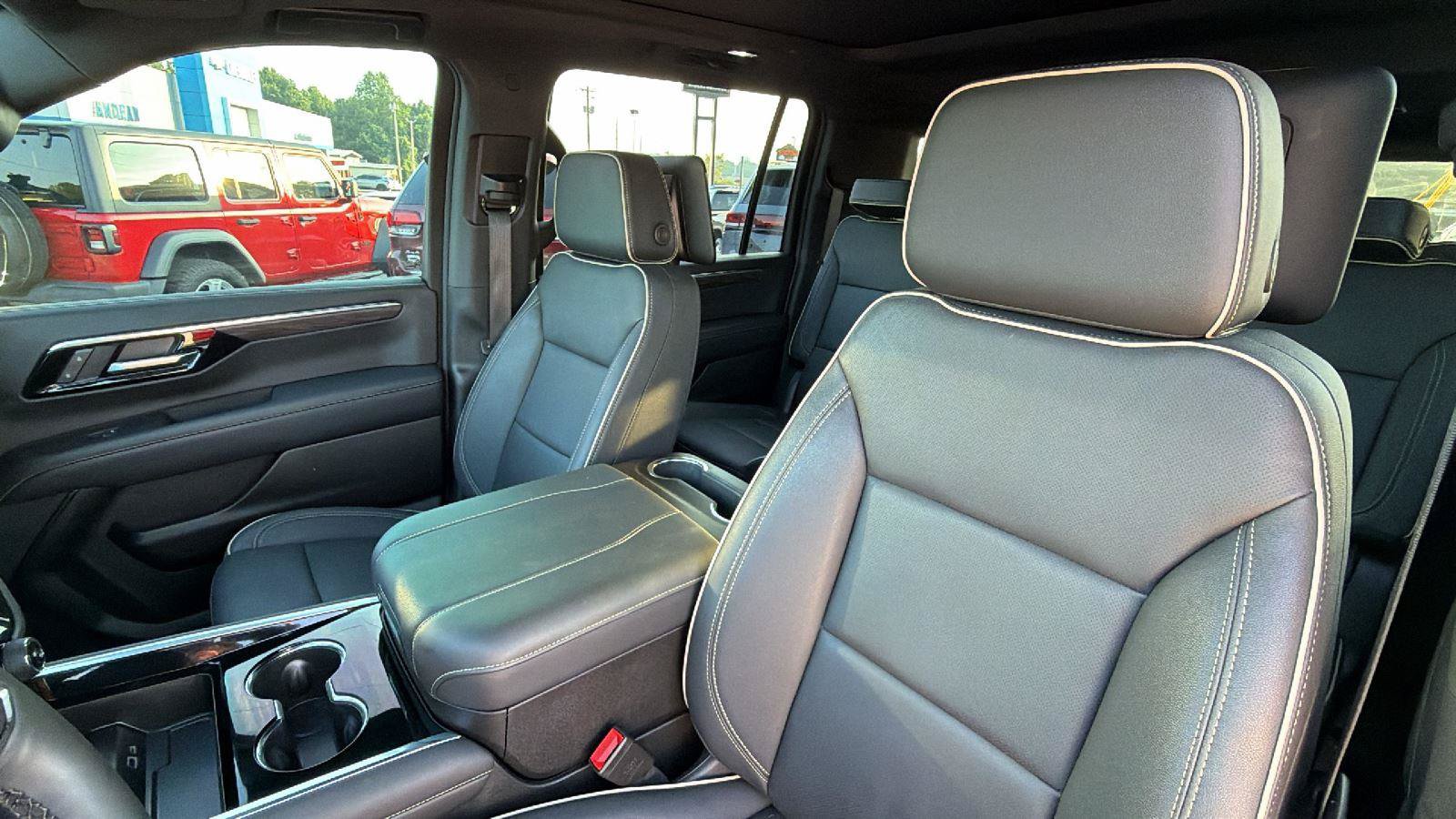 Used 2025 Chevrolet Suburban Premier AWD/4WD image 5