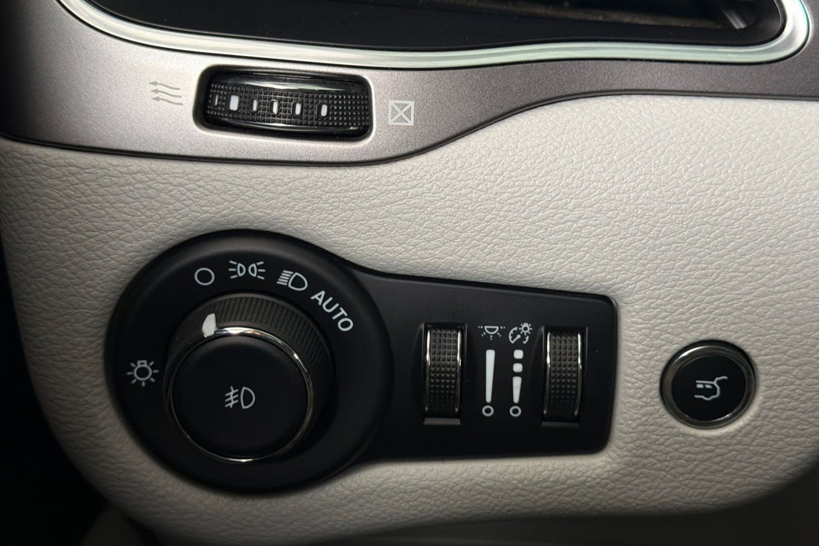 Used 2022 Jeep Cherokee Latitude Lux w/ Mopar Interior Package AWD/4WD image 32