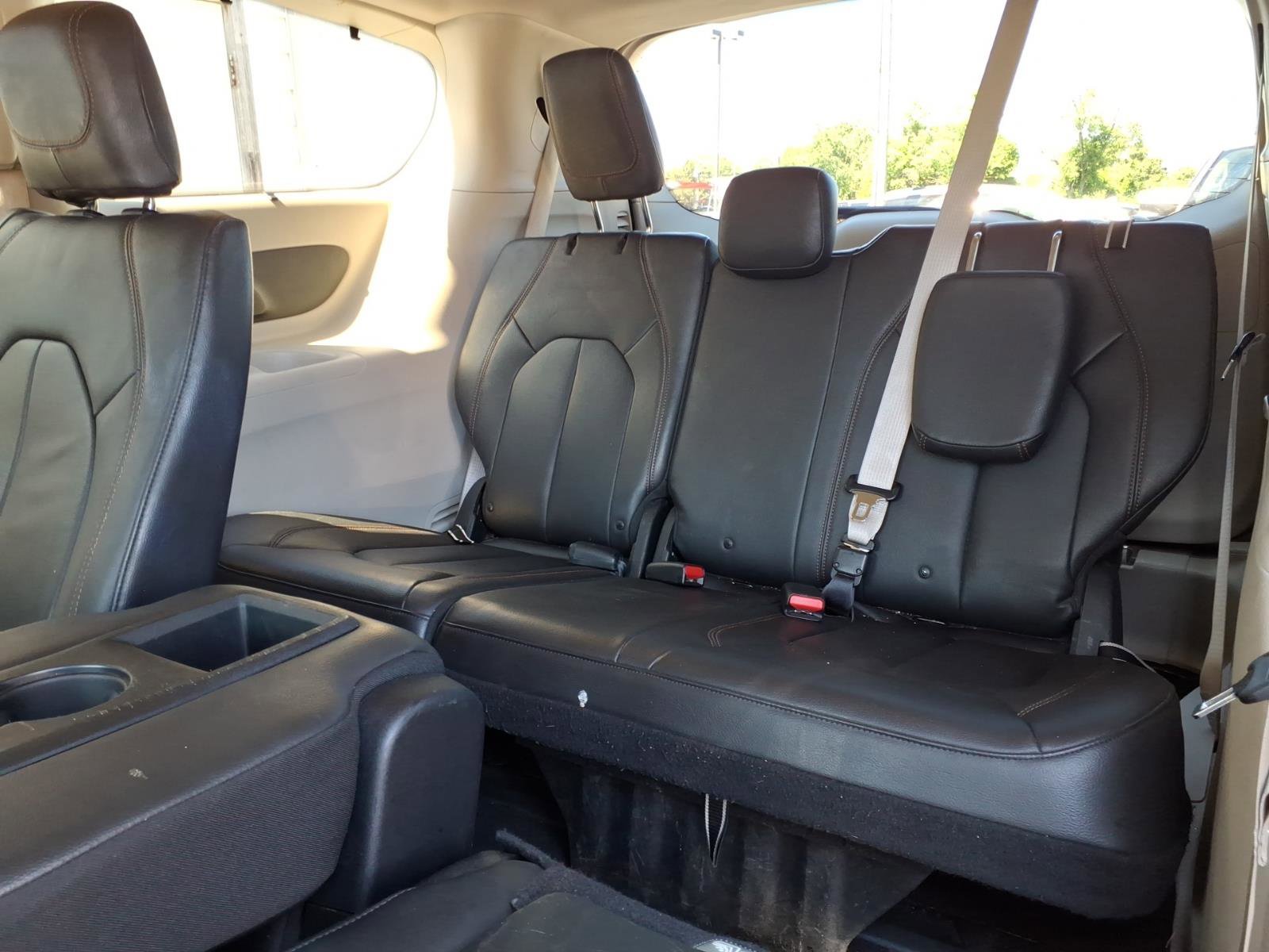 Used 2017 Chrysler Pacifica Touring-L FWD image 11