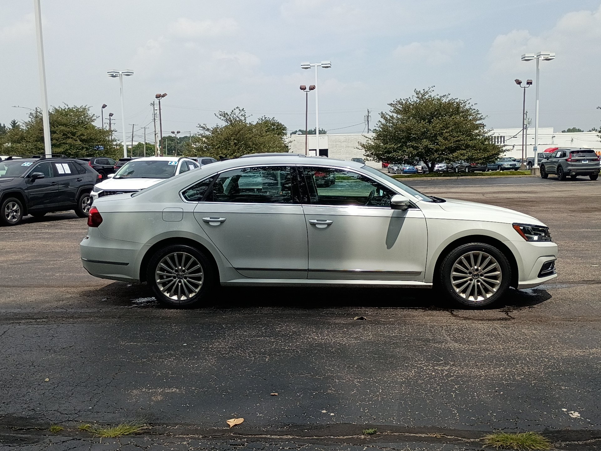 Used 2017 Volkswagen Passat 1.8T SE FWD image 2