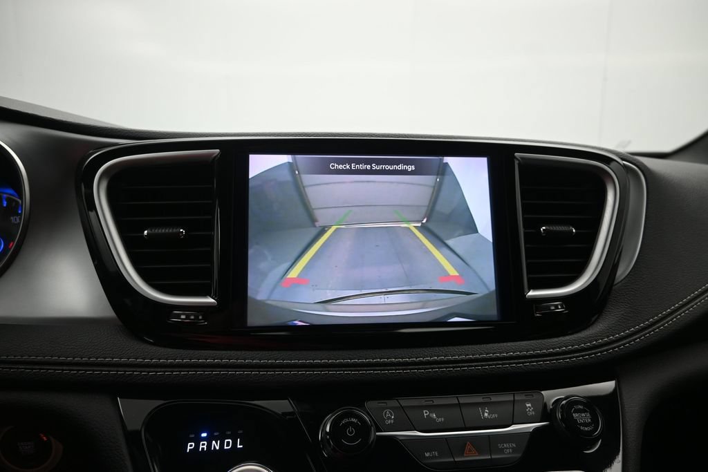 Used 2025 Chrysler Pacifica Limited FWD image 17