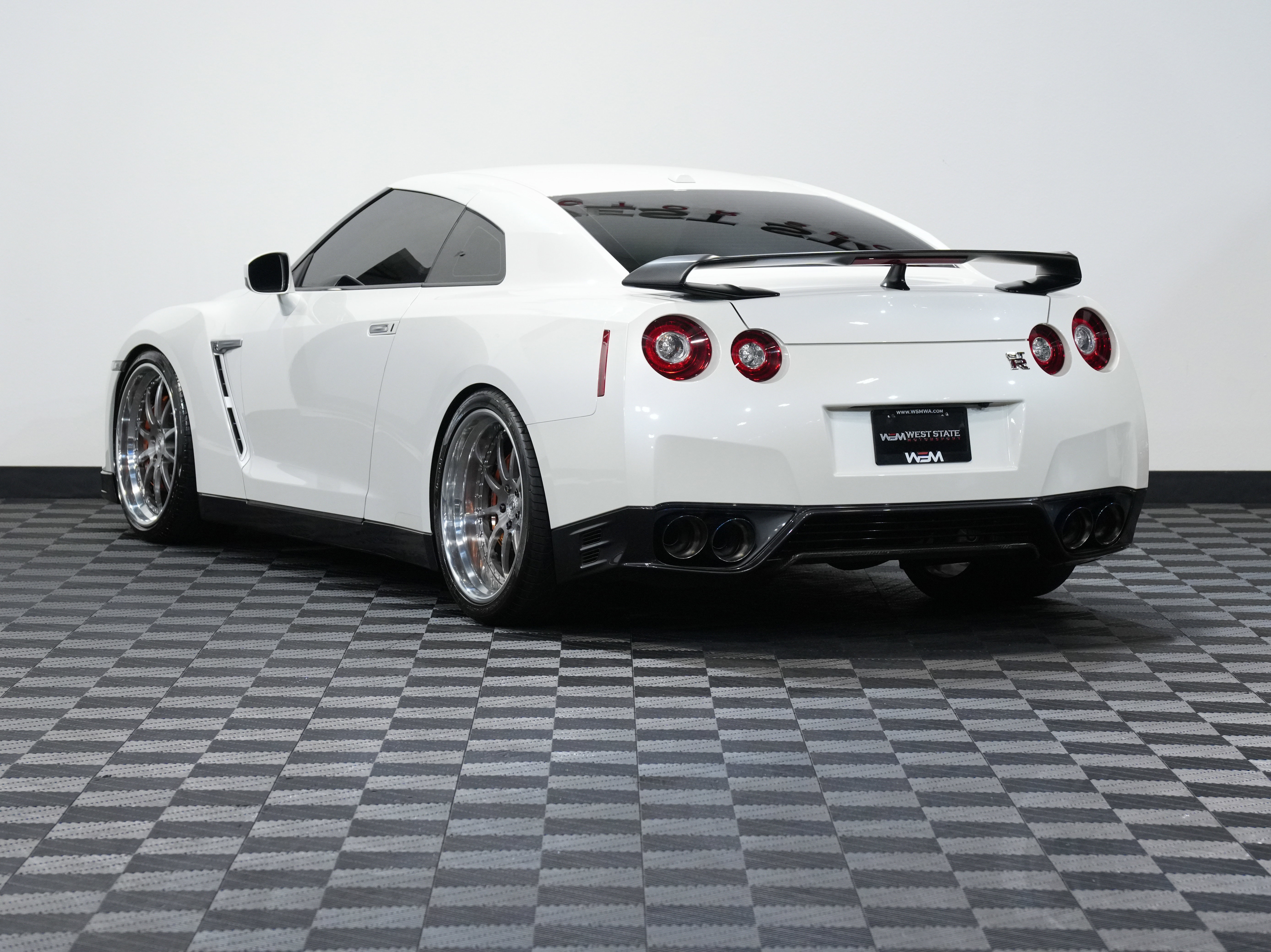 Used 2015 Nissan GT-R Black Edition image 8