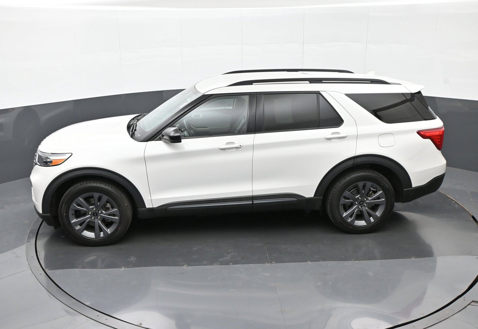 Used 2023 Ford Explorer XLT w/ Equipment Group 202A AWD/4WD image 37