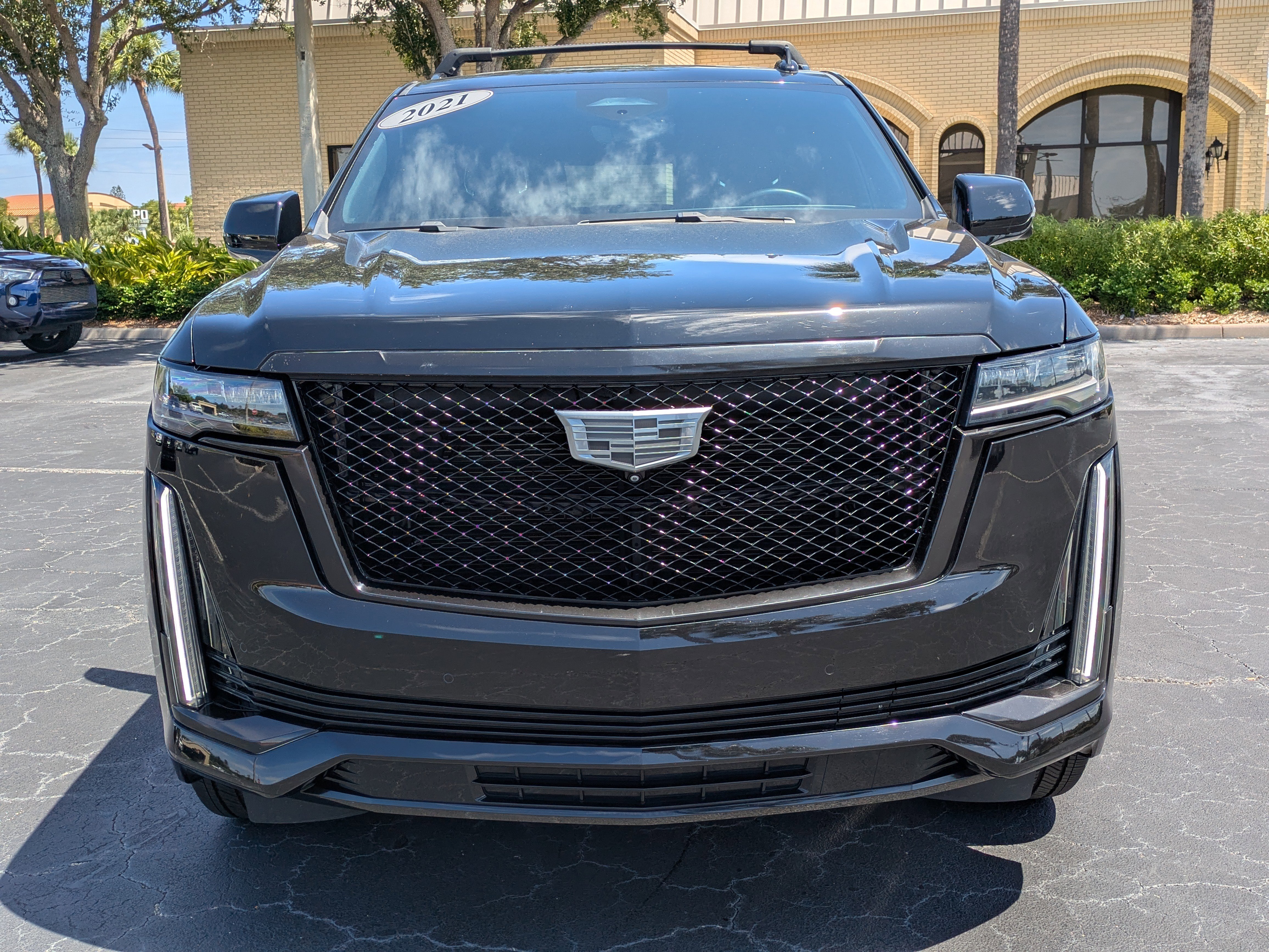 Used 2021 Cadillac Escalade Premium Luxury w/ LPO, Radiant Package AWD/4WD image 8