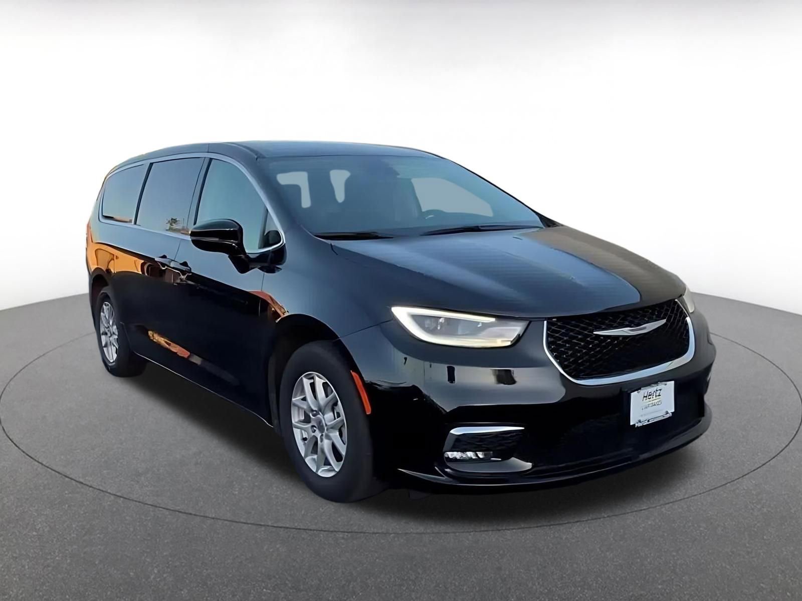 Used 2024 Chrysler Pacifica Touring-L image 3