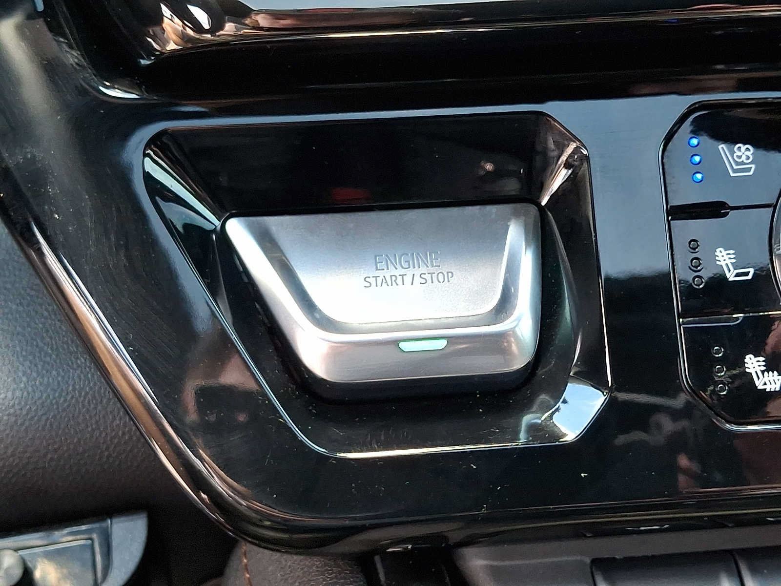 Certified 2024 GMC Sierra 1500 AT4 w/ Technology Package AWD/4WD image 24