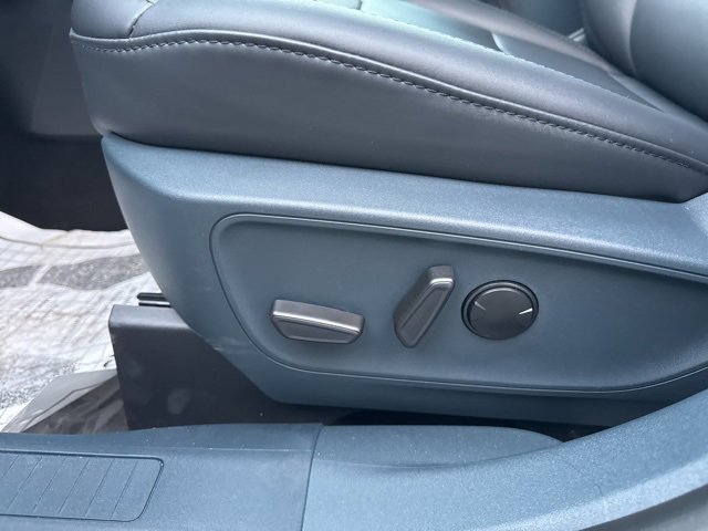 New 2025 Ford Maverick Lariat w/ Black Appearance Package image 27