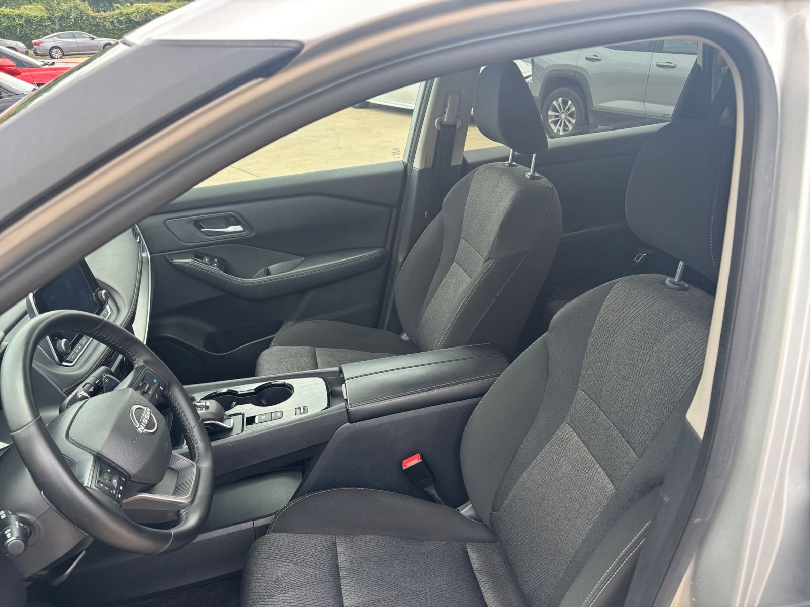 Used 2025 Nissan Rogue SV FWD image 27