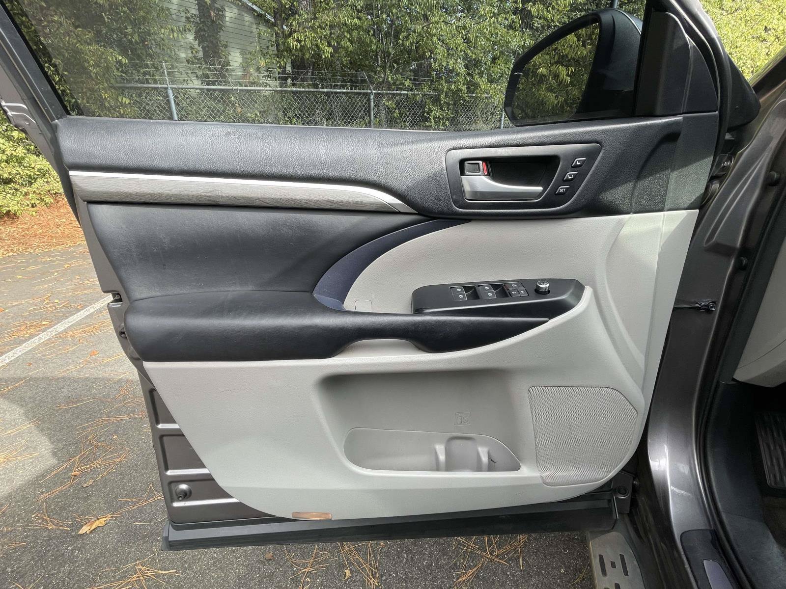 Used 2017 Toyota Highlander Limited FWD image 19