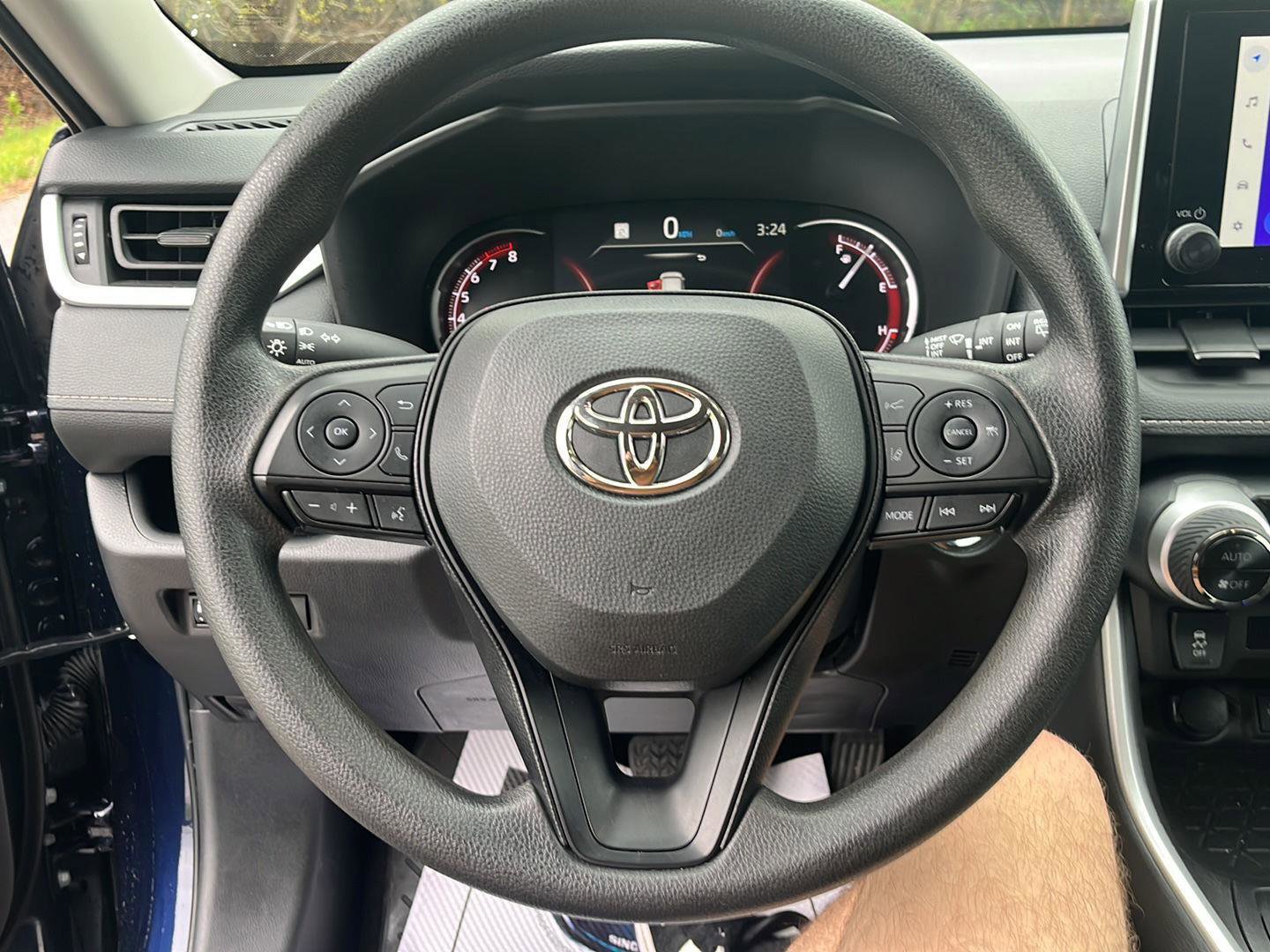 Used 2025 Toyota RAV4 XLE AWD/4WD image 12
