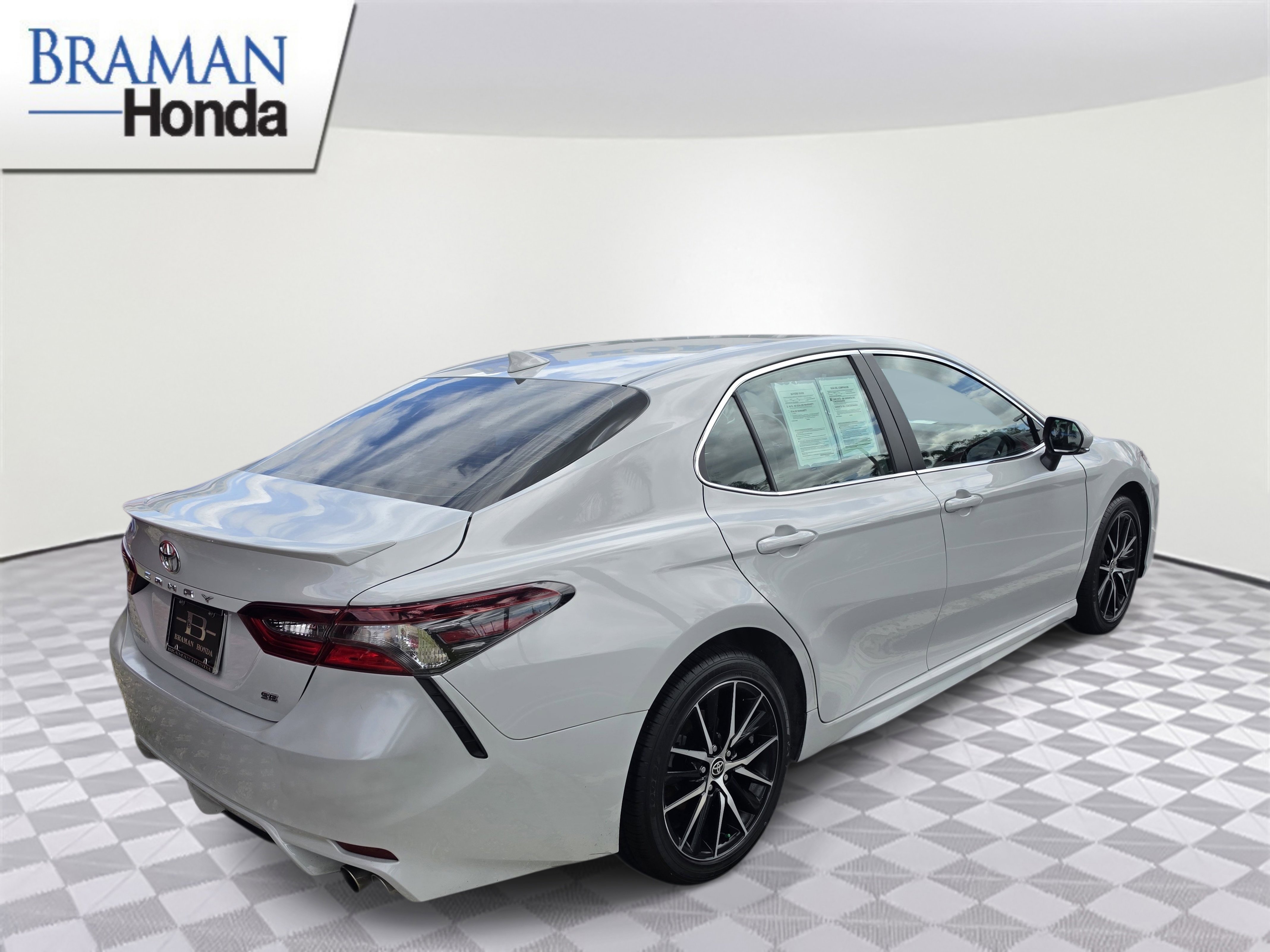 Used 2024 Toyota Camry SE image 3