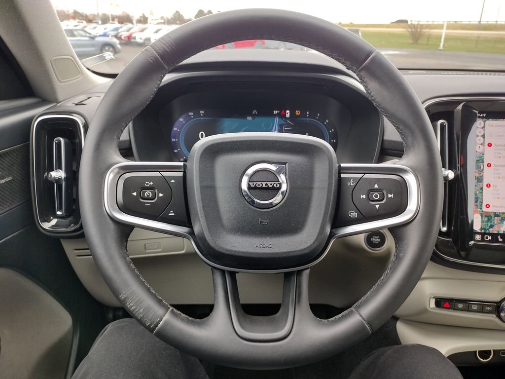 Used 2023 Volvo XC40 B4 Ultimate image 23