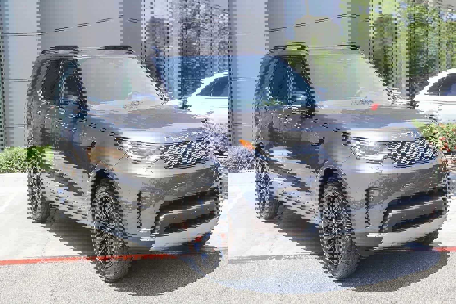 New 2025 Land Rover Discovery S image 3